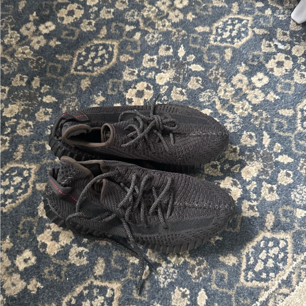 Yeezy sneakers adidas Yeezy Boost 350 V2
Black (non Reflective)